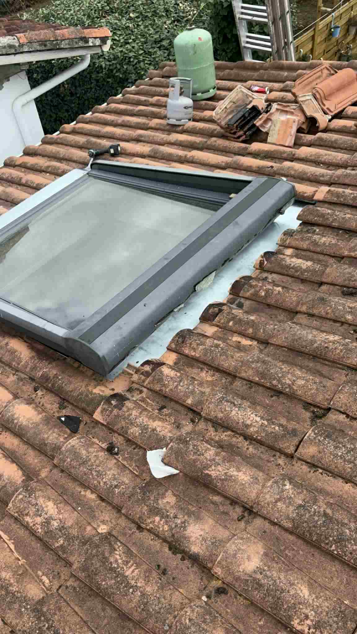 Pose de fenêtre de toit Velux sur une toiture de la métropole bordelaise